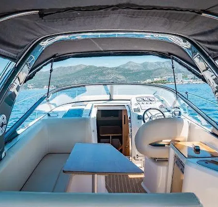 Botel Motor Yacht Simba *
